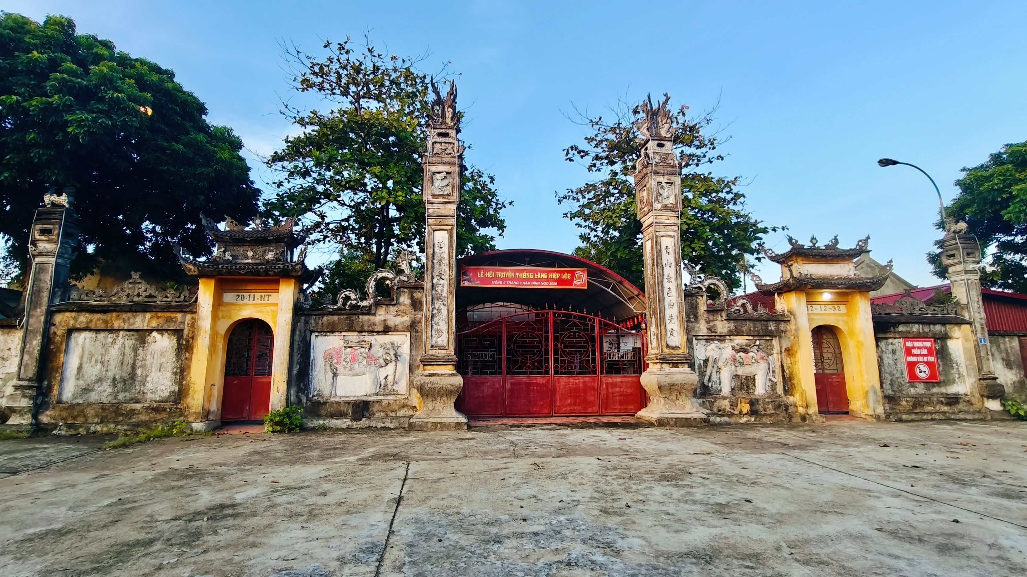 Nghi môn Đình làng Hiệp Lộc