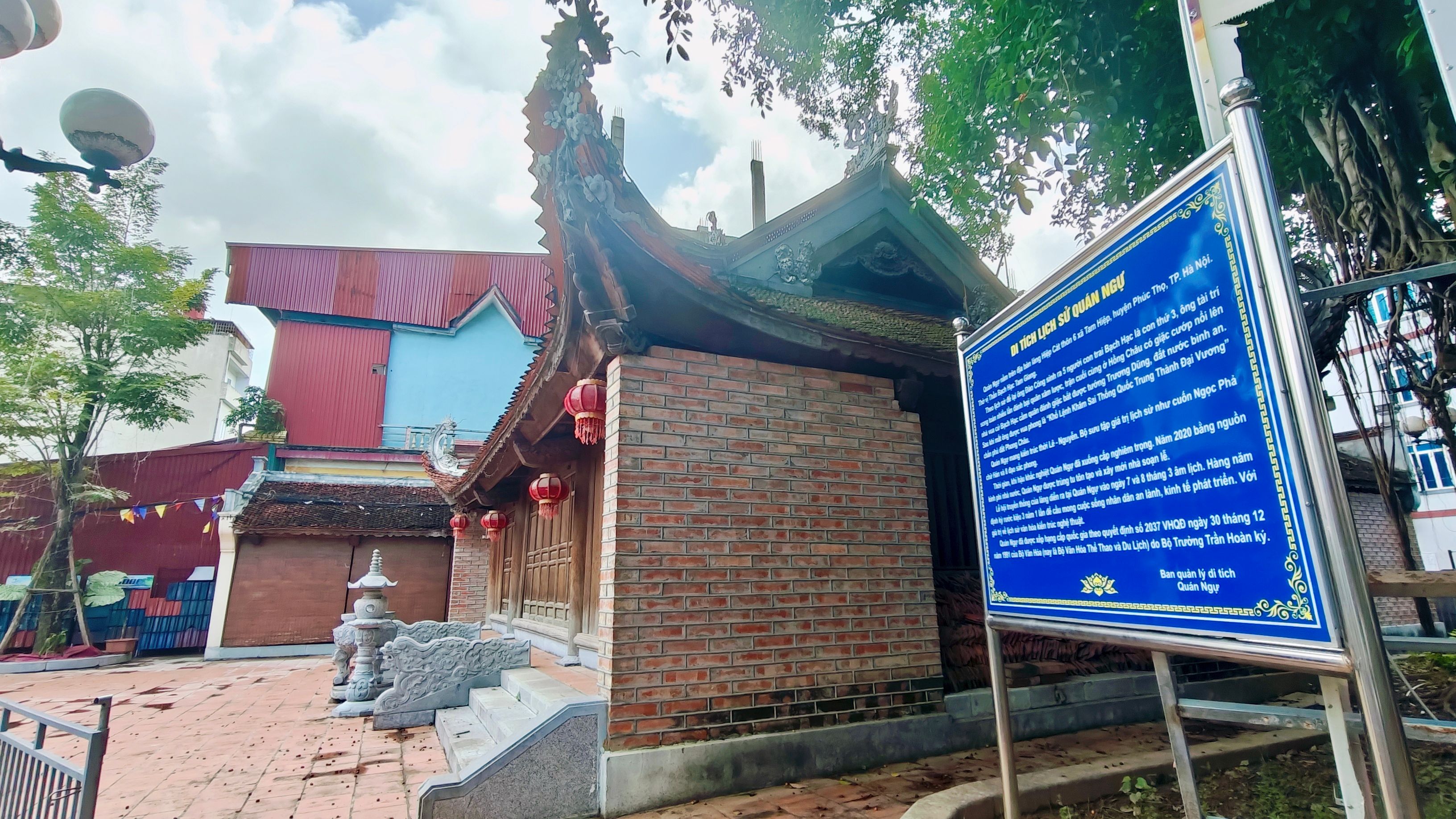 Lưỡi đao ở mặt tiền quán Ngự