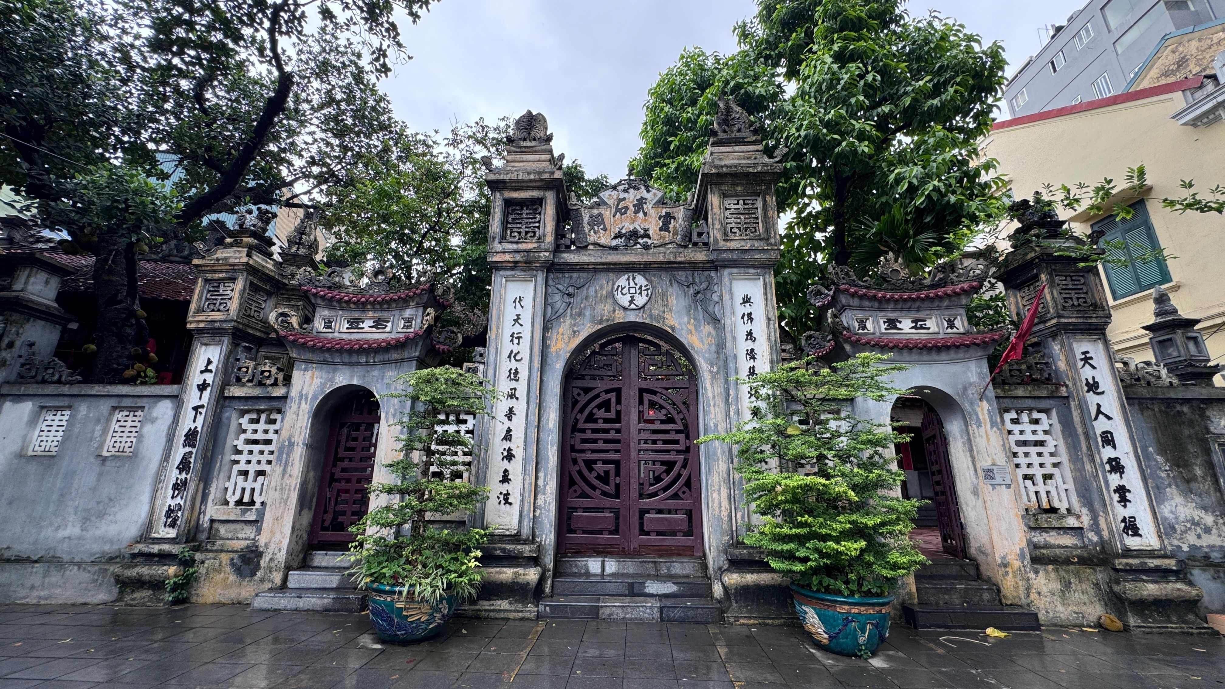 Bên ngoài cổng đình đền Vũ Thạch