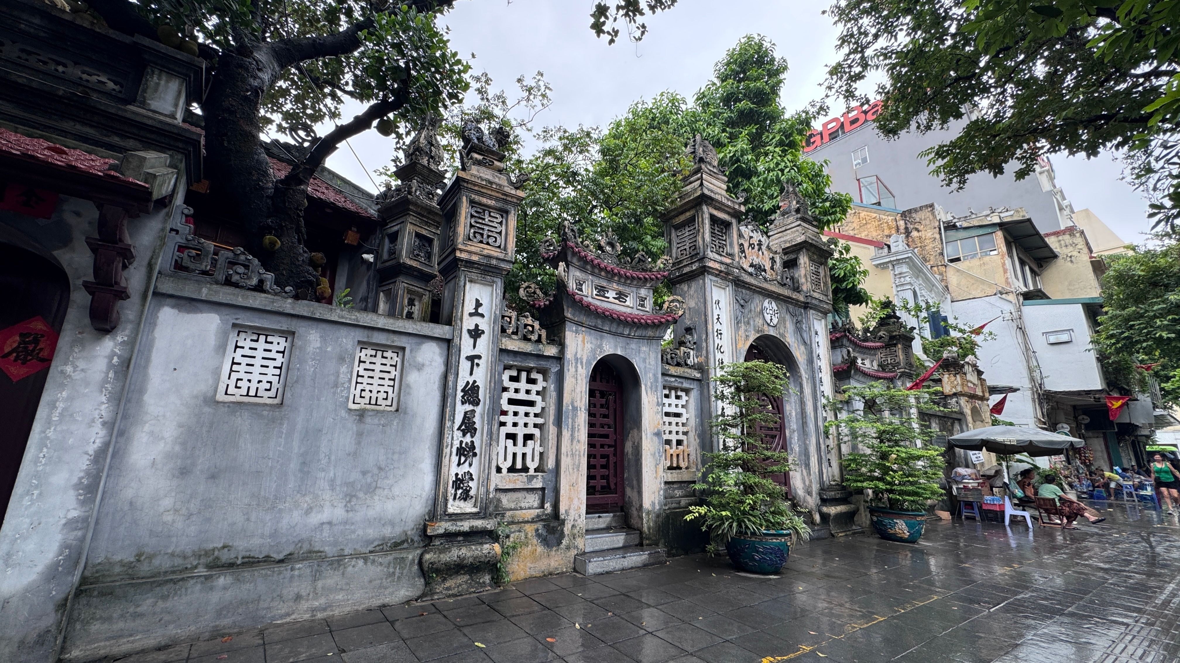 Bên ngoài cổng đình đền Vũ Thạch