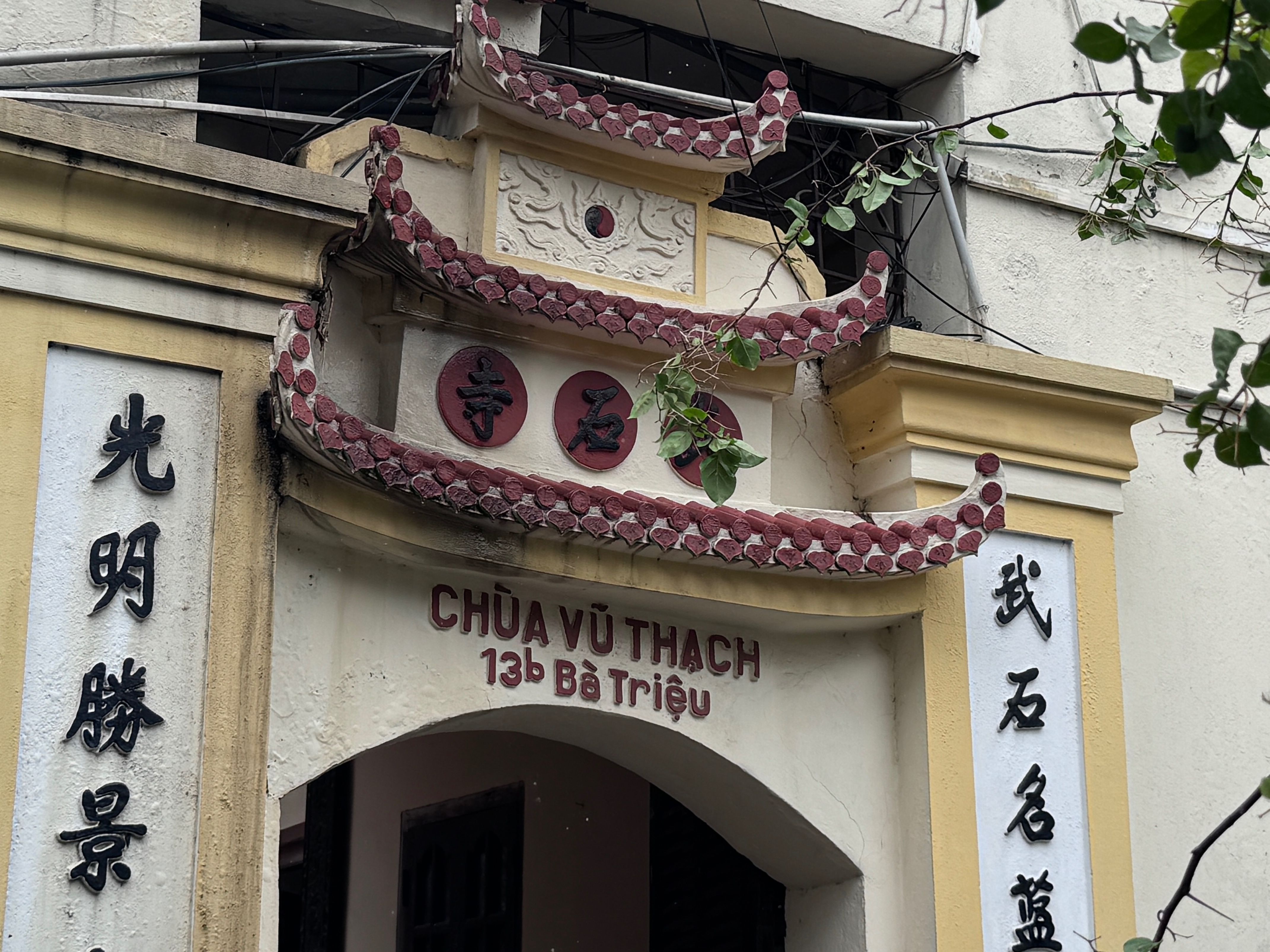 Bên ngoài cổng chùa Vũ Thạch