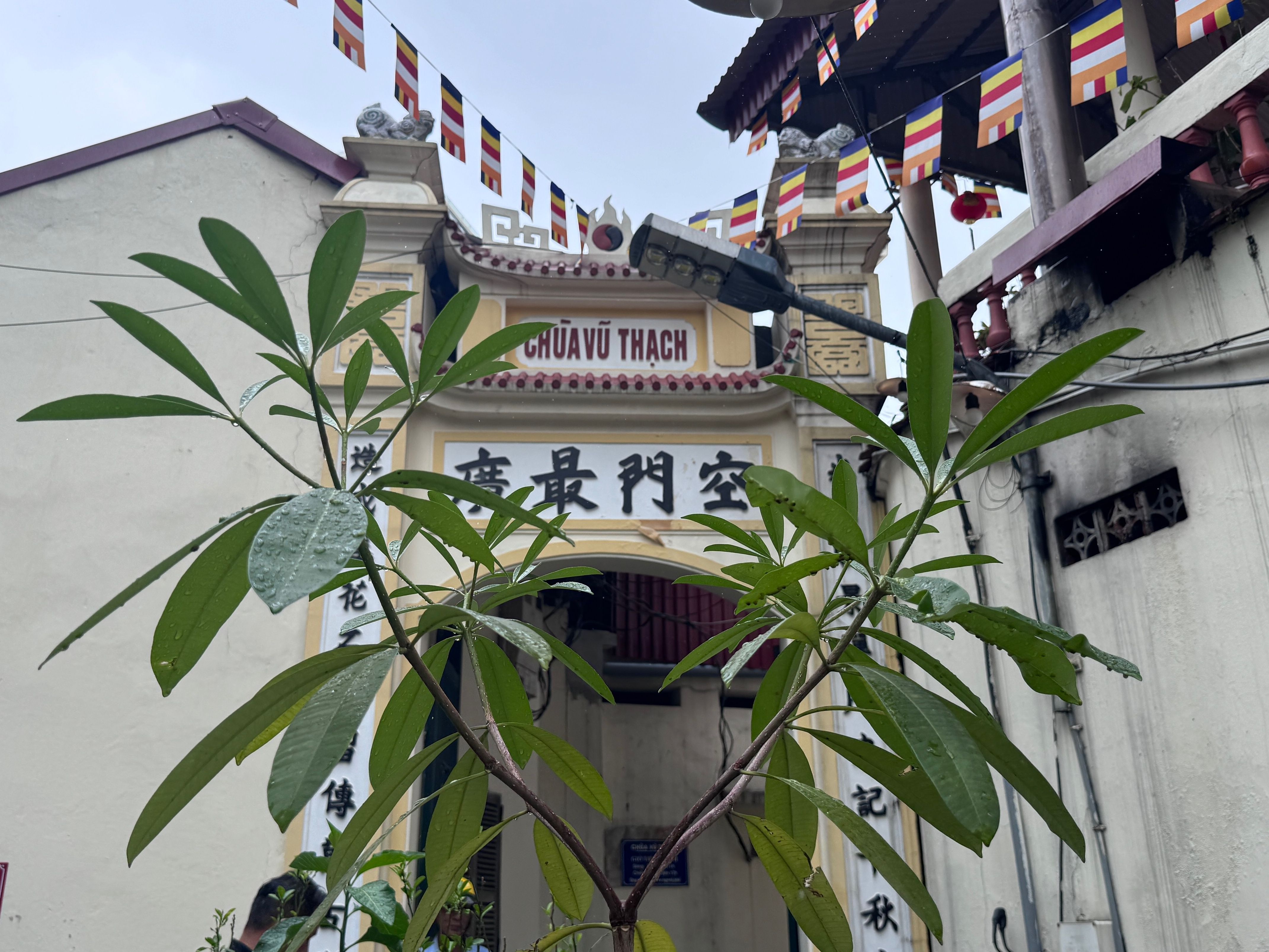 Cổng chùa Vũ Thạch