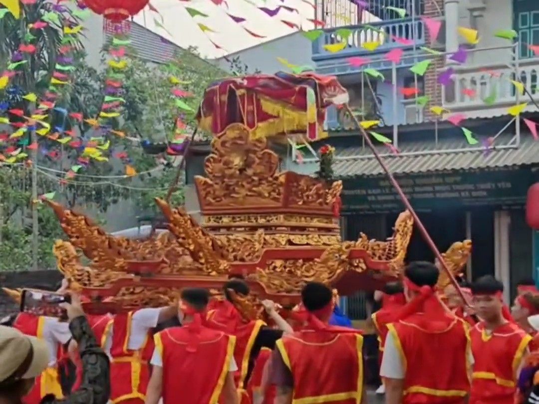 Kiệu quay tại dốc chợ Dâu dưới chân đê làng Hiệp Lộc