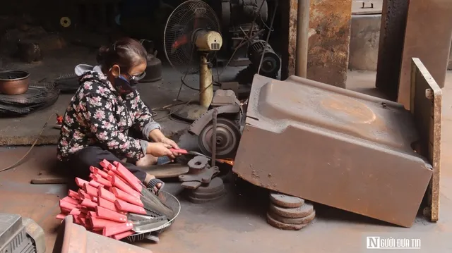 Tiếng búa rèn bên dòng Nhuệ Giang.