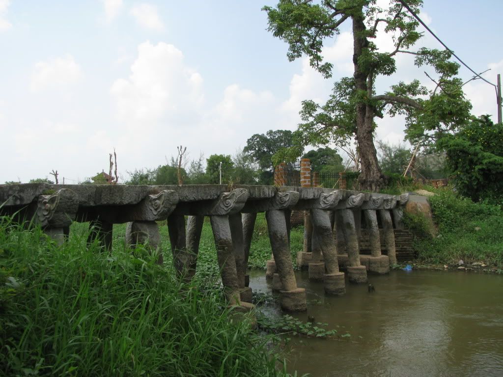 Cầu đá Làng Nôm