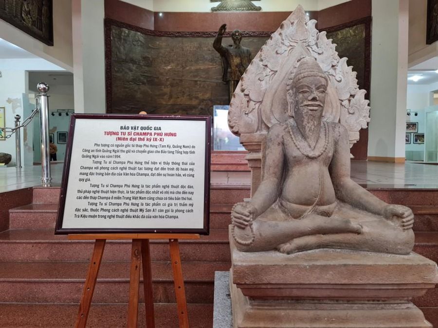 Tượng tu sĩ Champa Phú Hưng - Dáng thiền của thần Shiva