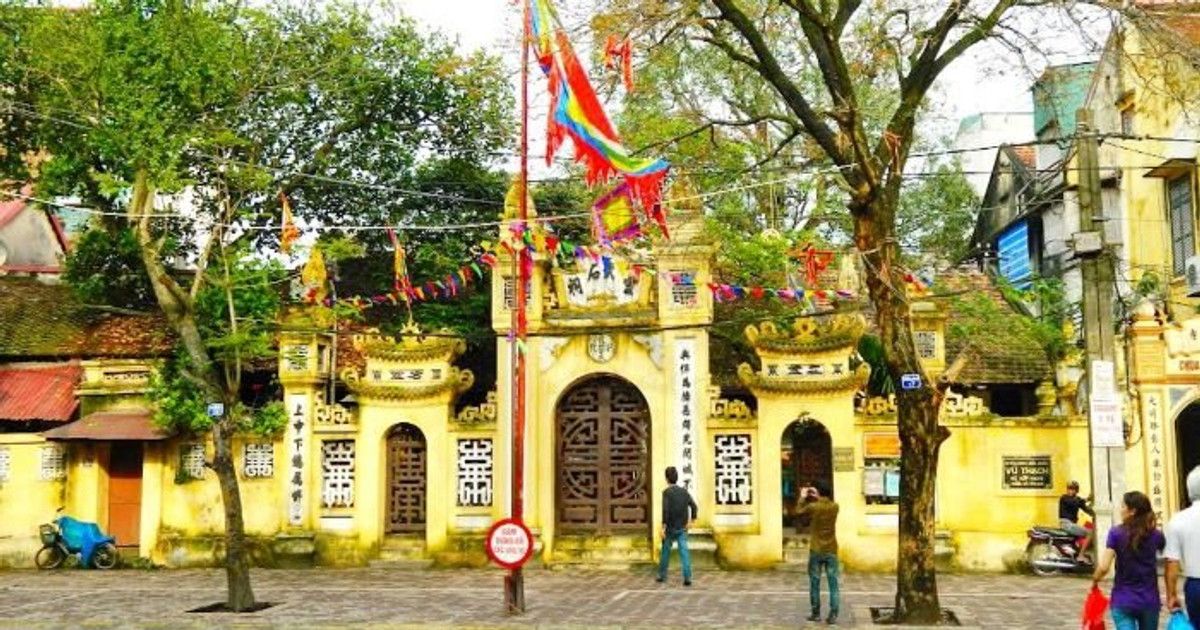Bên ngoài cổng đình đền Vũ Thạch