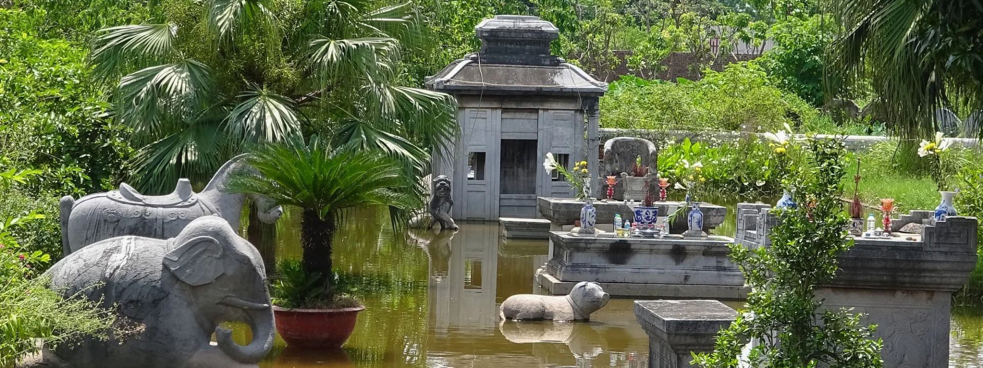 Lăng đá Quận Vân