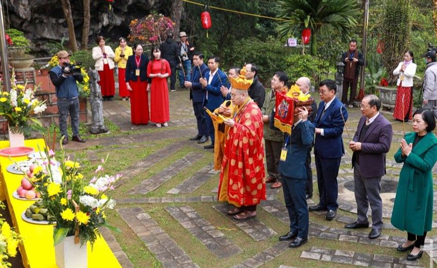 Lễ hội Chùa Hang