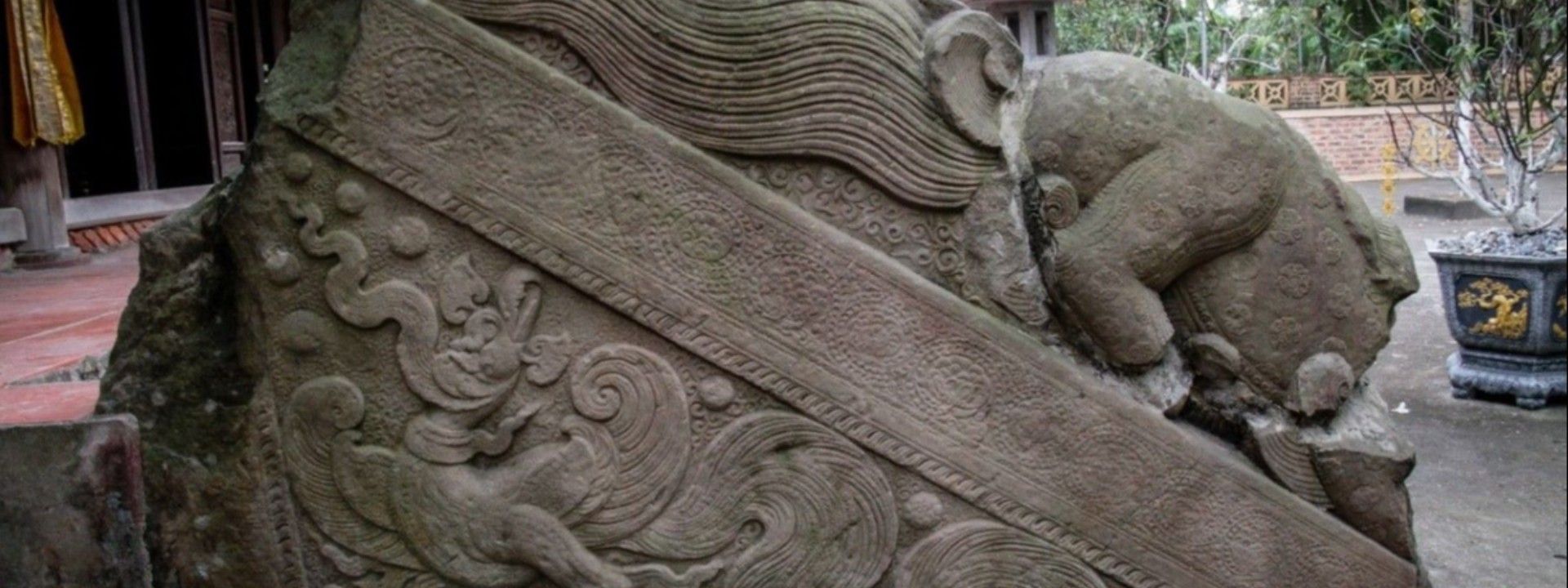 Hệ thống thành bậc đá chùa Hương Lãng