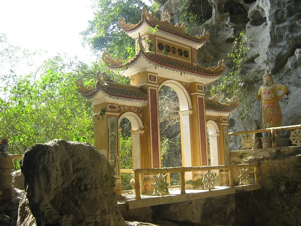 Chùa Và Động Địch Lộng