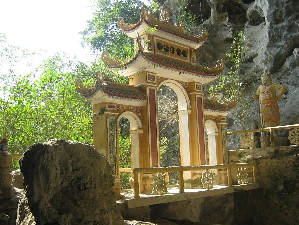 Tổng quan Chùa Và Động Địch Lộng