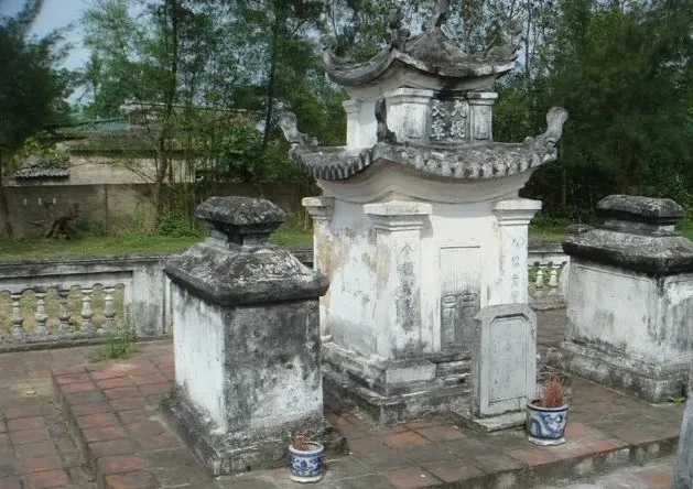 Nhà Thờ Và Mộ Tiến Sĩ Phạm Nguyễn Du
