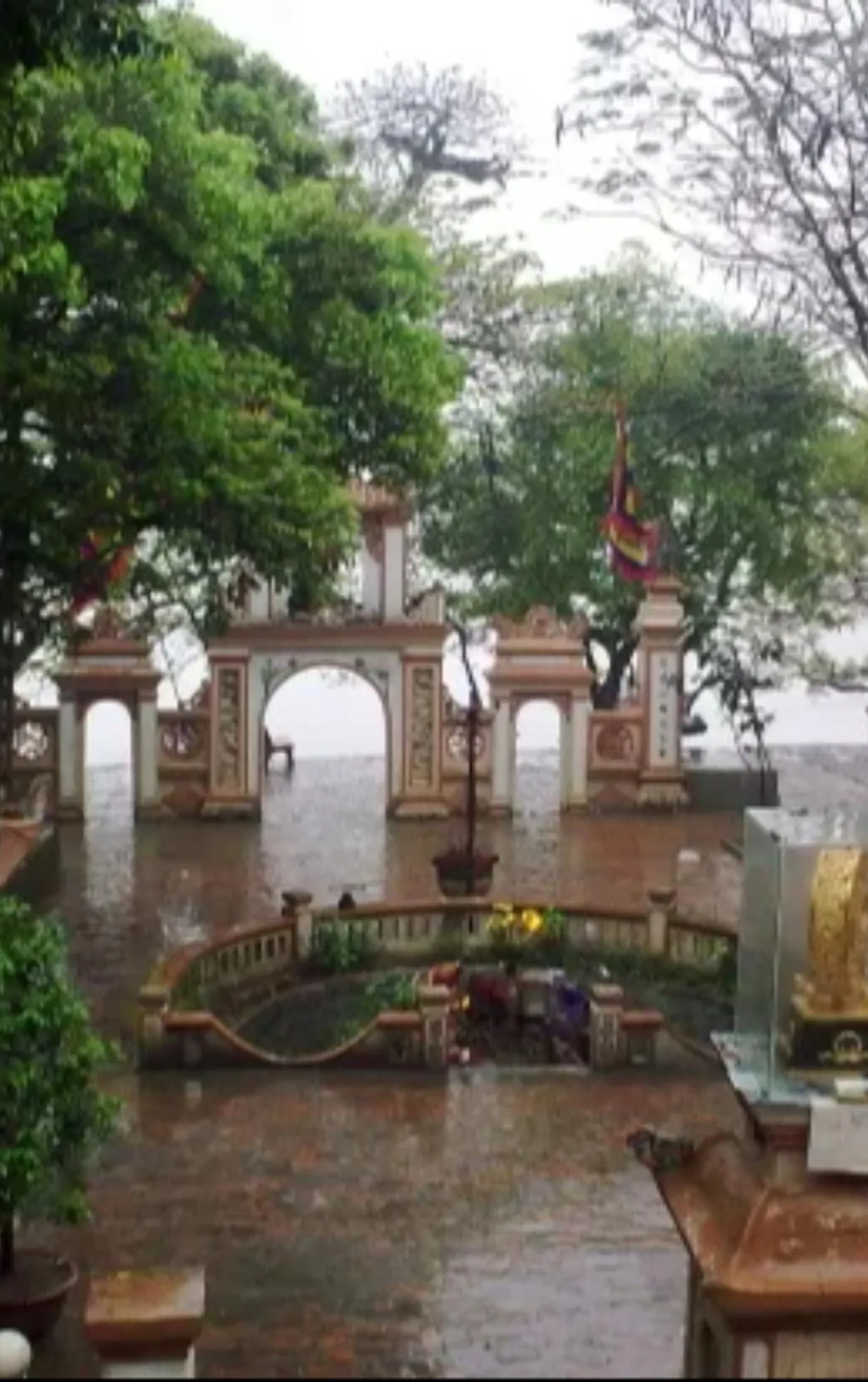 Đền ông Hoàng Mười