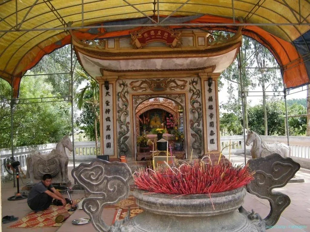 Tổng quan Đền ông Hoàng Mười