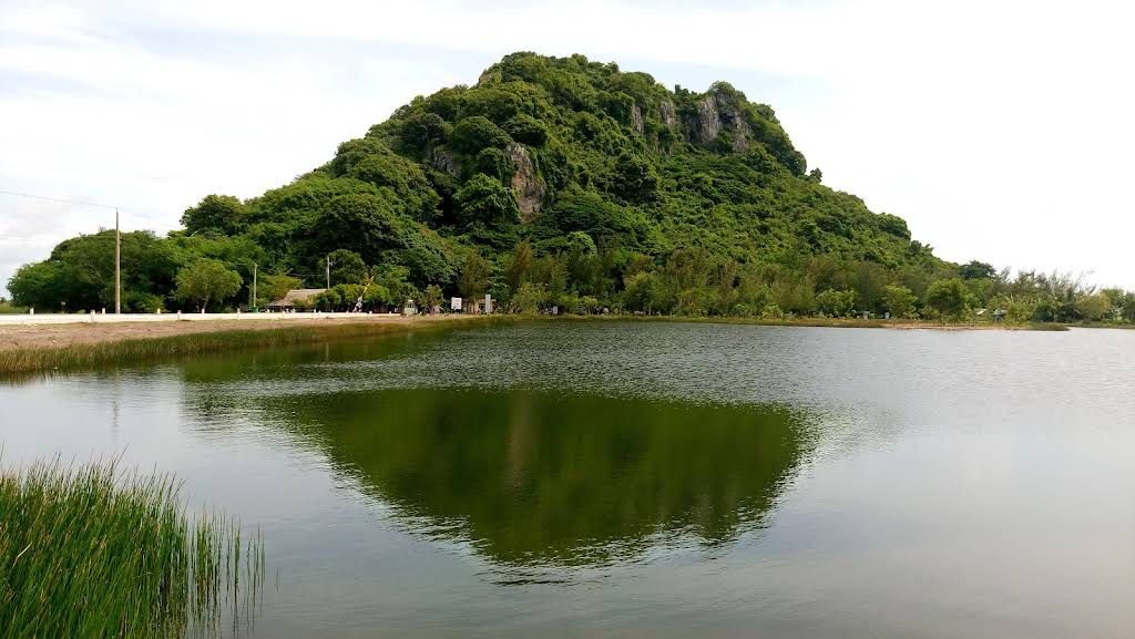 Núi Đá Dựng