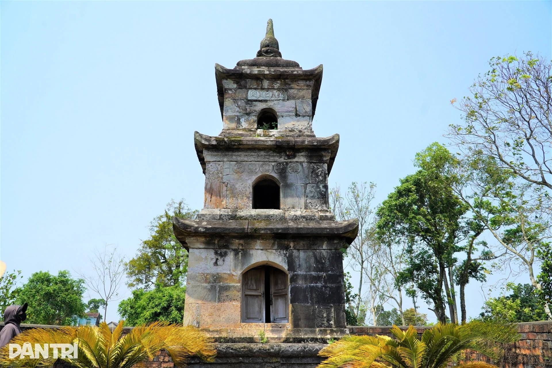 Giới thiệu Tháp Đá Cẩm Duệ