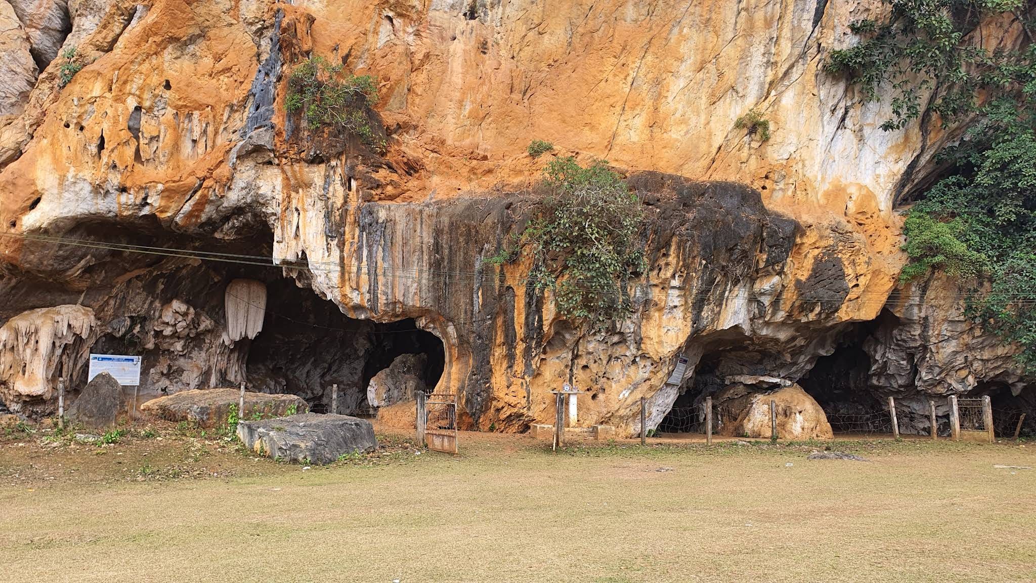Thắng Cảnh Hang Bua