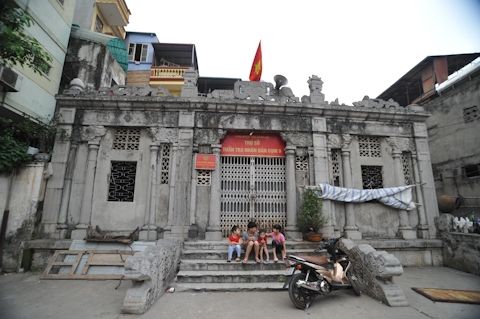 Lăng Hoàng Cao Khải và hồ bán nguyệt