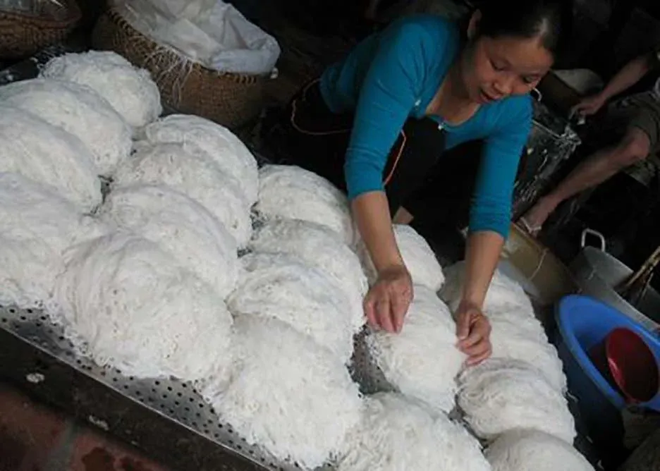 Sợi bún trắng trong nhịp nghề Đức Giang cũ