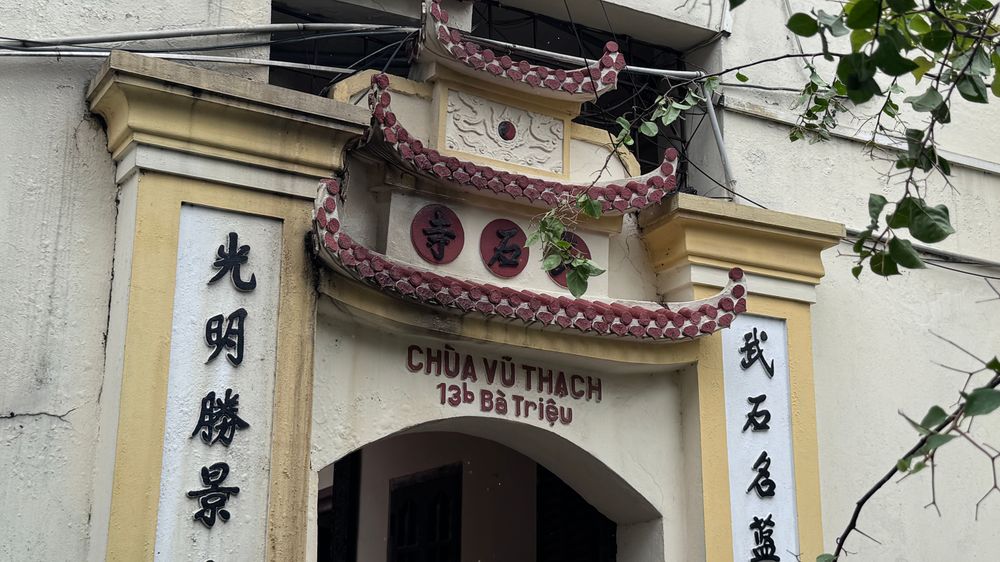 Cảnh quan bên ngoài cổng chùa Vũ Thạch