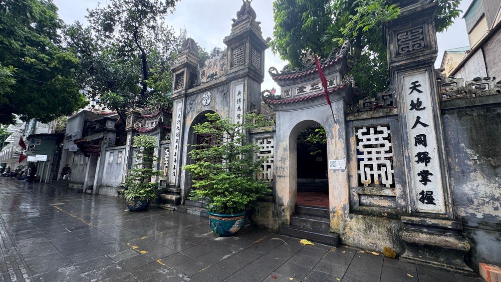 Bên ngoài cổng đình đền Vũ Thạch