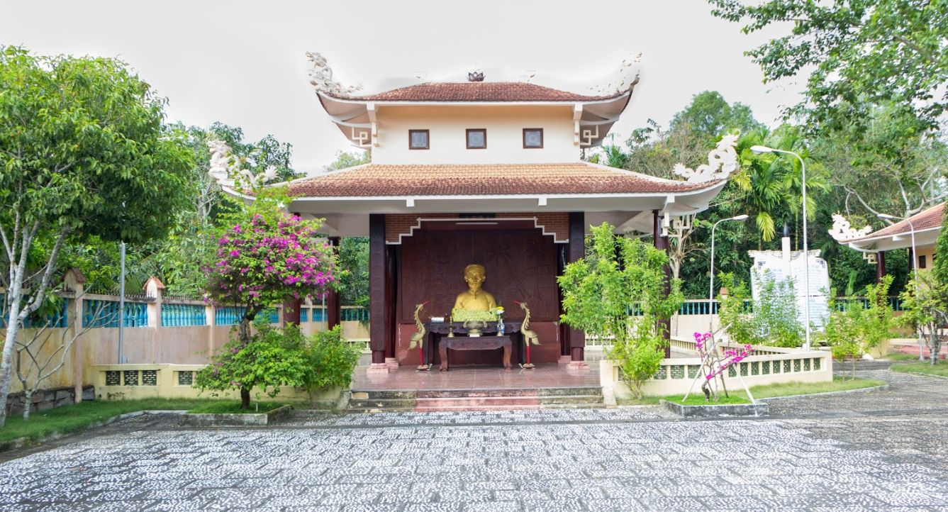 Mộ Nhà Thơ Phan Văn Trị