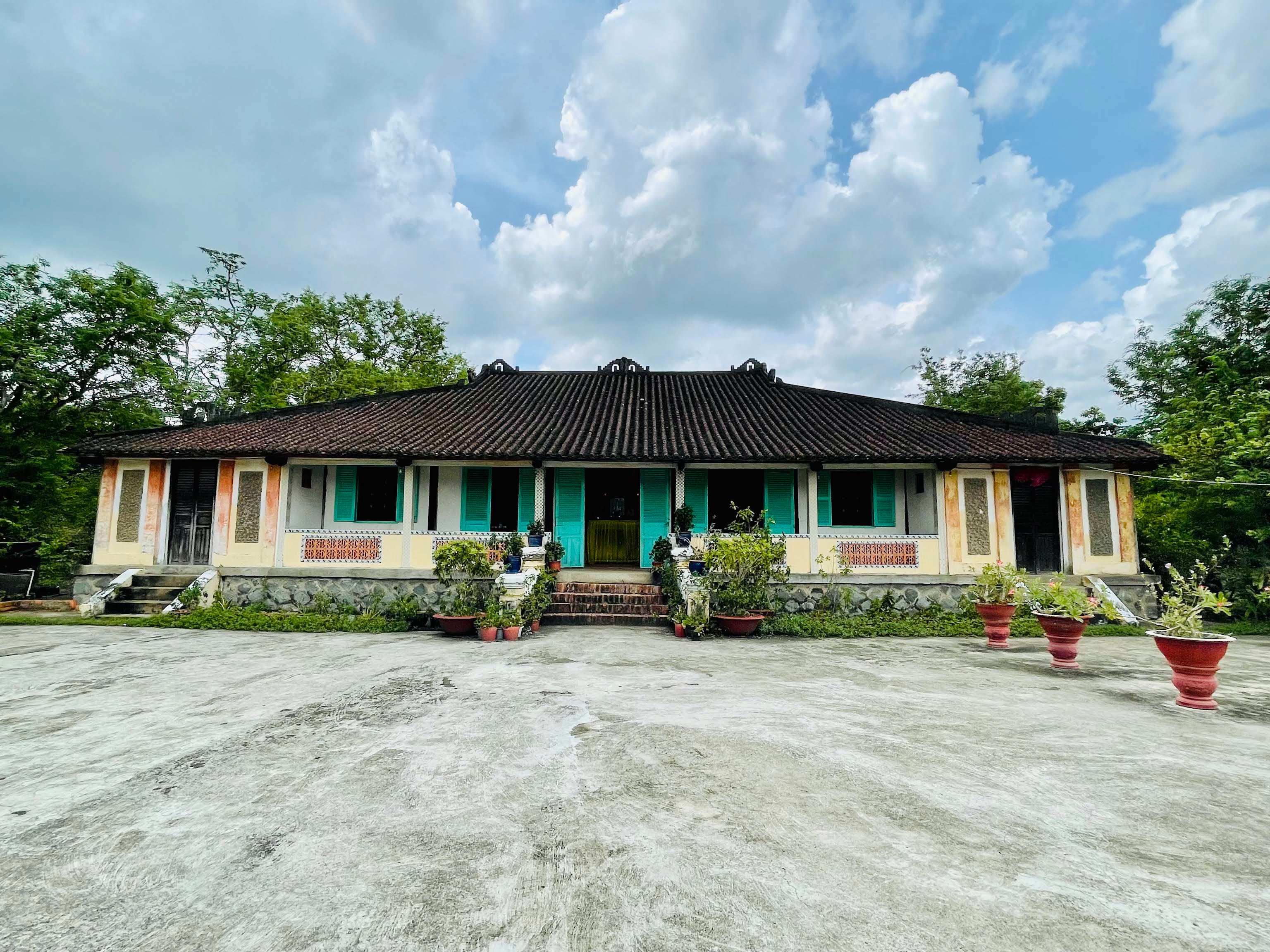Nhà Trăm Cột