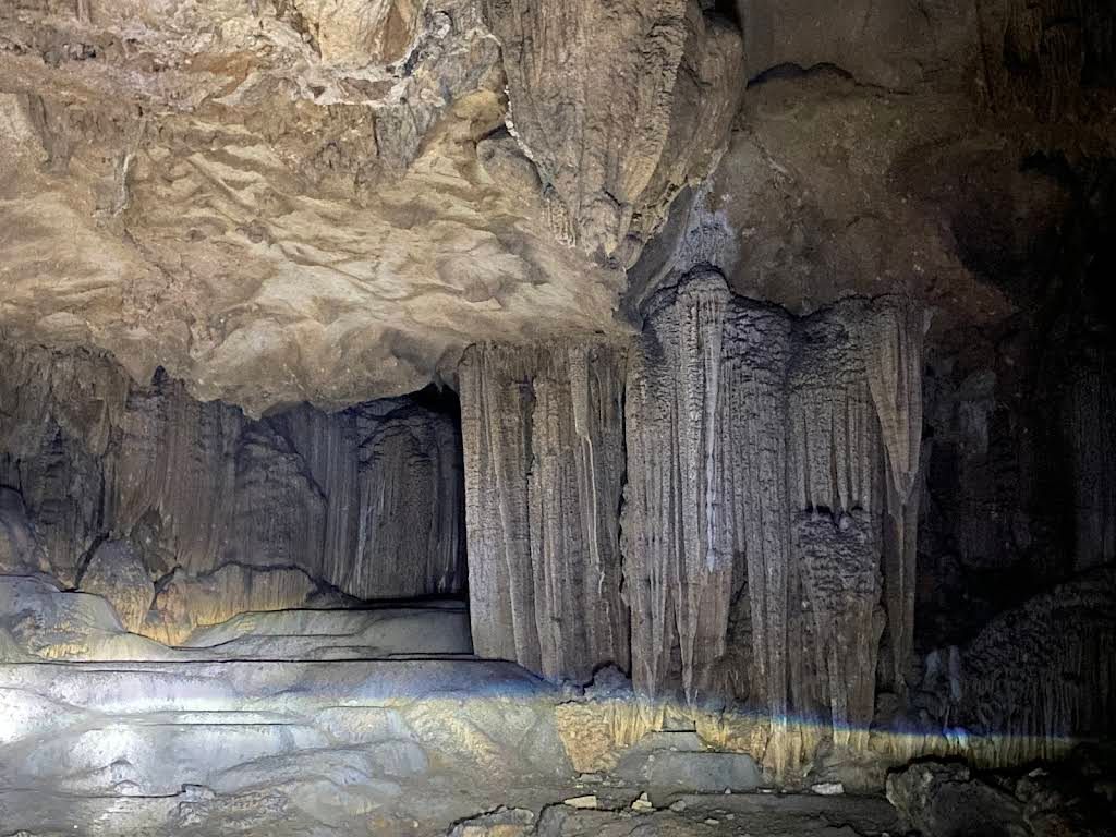 Hang Thẩm Khuyên