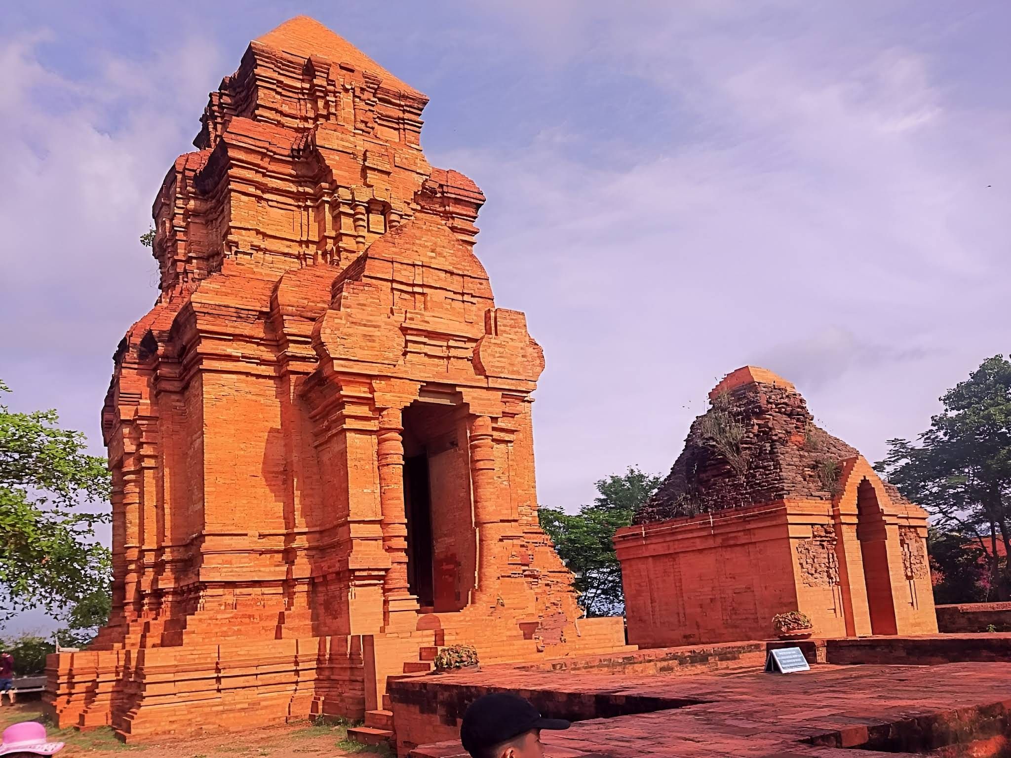 Tháp Po Sah Inư (tháp Chăm Phố Hài)