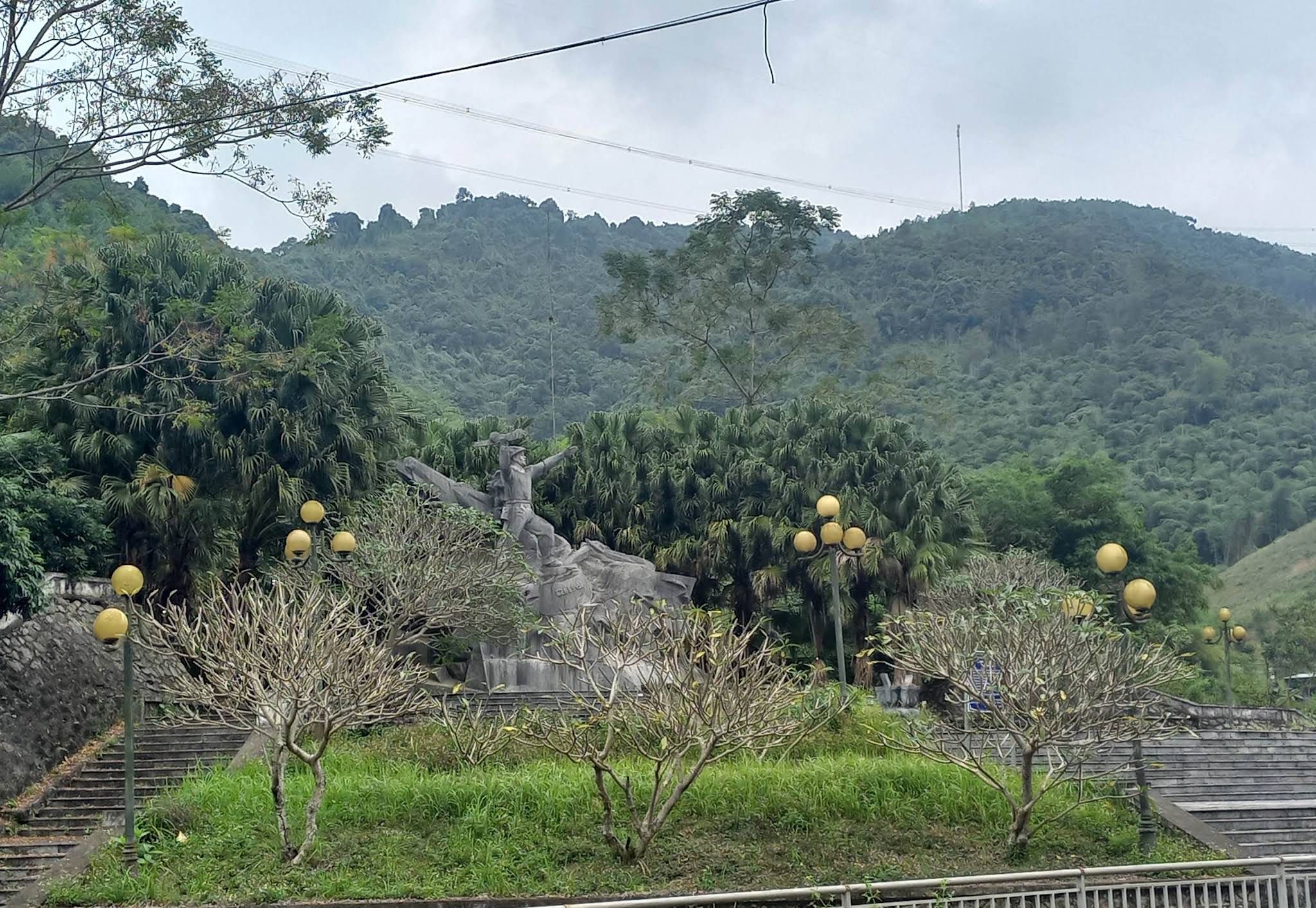 Tượng Đài Anh Hùng Cù Chính Lan