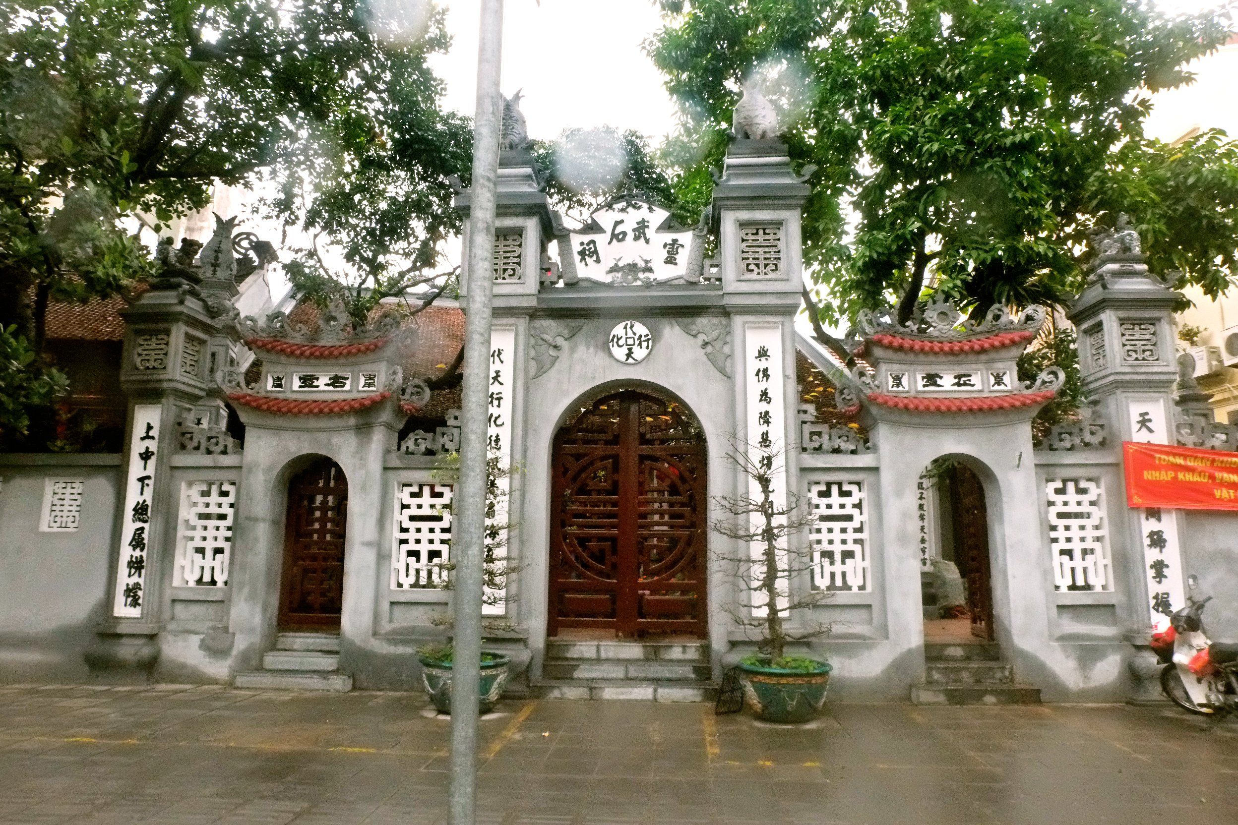 Bên ngoài cổng đình đền Vũ Thạch